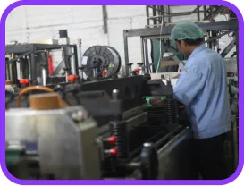 Operator FlexyLabel menjalankan mesin produksi label