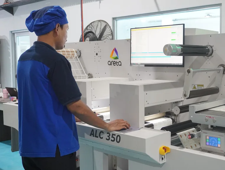 Operator FlexyLabel menjalankan mesin finishing label