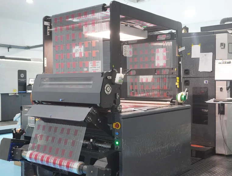 Mesin cetak HP Indigo 20000 mencetak sticker label di pabrik FlexyLabel