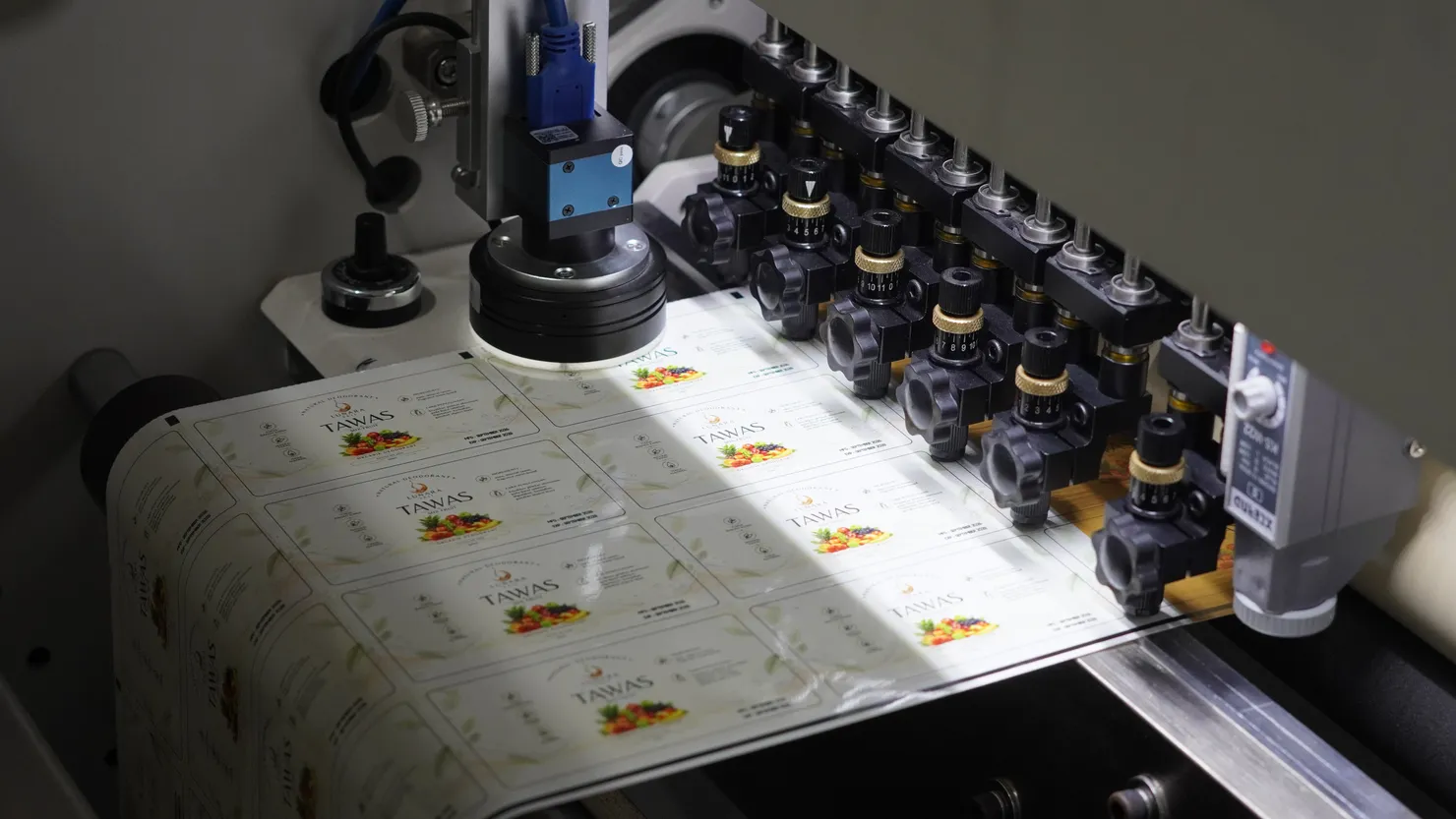 Mesin cetak digital mencetak lembaran sticker label