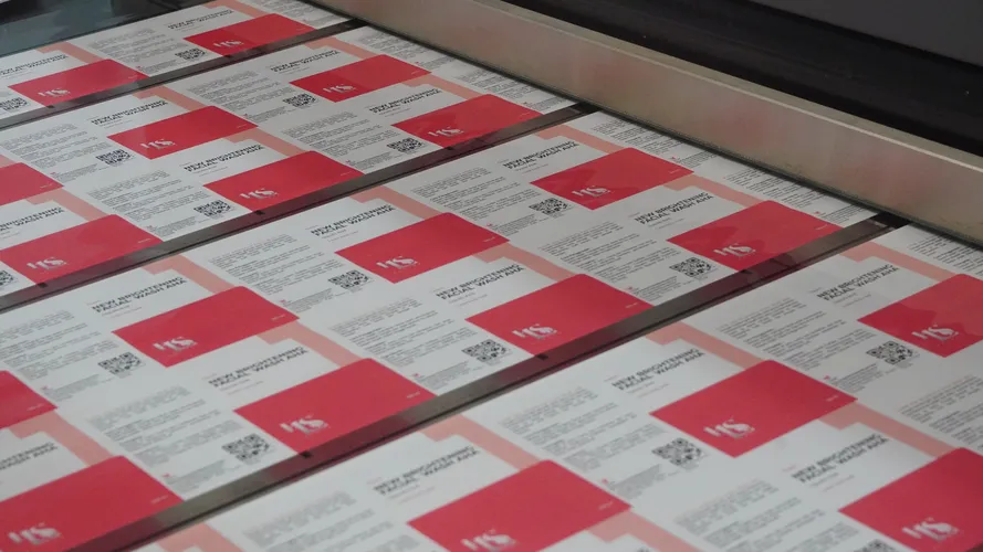 Gulungan sticker label hasil cetak