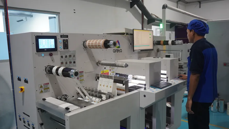 Mesin finishing label di pabrik FlexyLabel